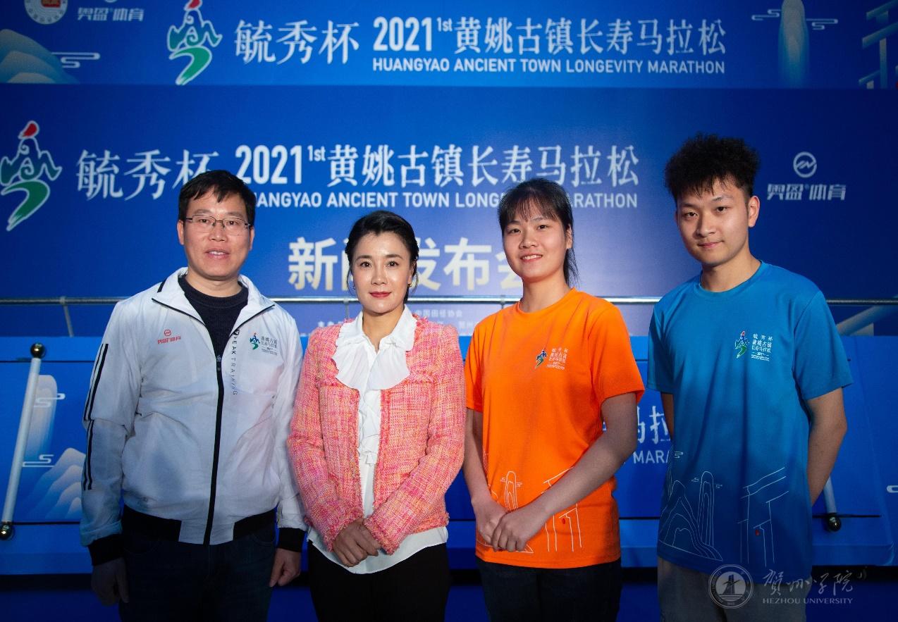 我校师生与形象大使莫慧兰合影